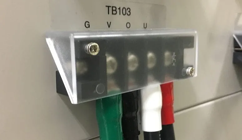 電源の出力端子には直流電源であれば、＋－の出力端子とGND端子の三つの端子、交流電源であればL Nの出力端子と GND端子の三つ端子があります。出力端子のどちらかをGNDに接続した方が良いのか、それとも接続しない方が良い…