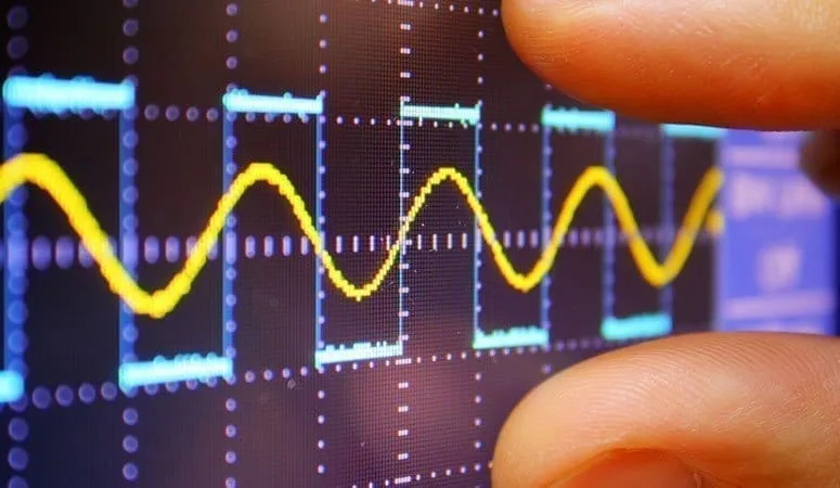 &nbsp; 1.波形が試験表の値と違う 私は、車載用機器の過渡サージ試験器などを主に担当しています。お客様から「今回、菊水の製品を導入したのですが、波形観測に1/100のプローブが必要と言われたので合わせて購入しました…