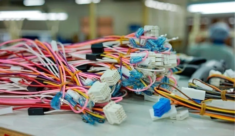 こんにちは。昭和のアナログ職人、高橋です（笑）。 さて、私も定年が近づいてきましたので、このコラムも最後になるかと思いますが、よろしくお願いいたします。 さて今回のお話は「束線（そくせん）」についてです。 束線のメリット…