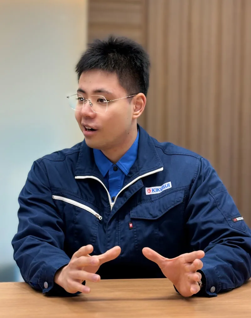 A.Tが話している様子