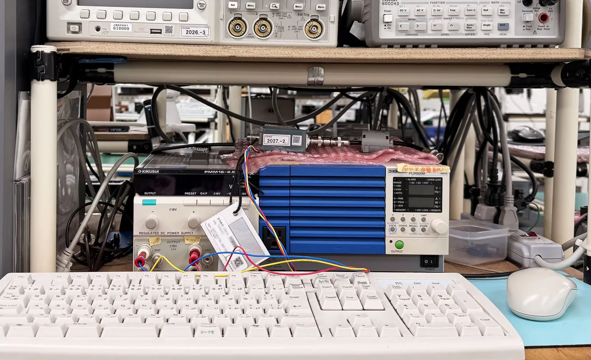 直流安定化電源を使用したいと思った時に、少なくともそれを用いて何をしたいかはおぼろげながらわかっているものです。ところが実際に直流安定化電源を選択しようとするとあまりにも種類が多く、どれを選択してよいか途方に暮れてしまう場合があります。そこで本稿では、目的に合った直流安定化電源を選定するためのキーポイントをご紹介します。